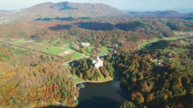 Zagorje bölgesindeki Trakoscan 'daki Idyllic göl tepesi şatosu, kuzey Hırvatistan hava manzarası