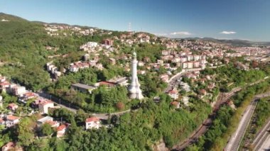 Trieste deniz feneri Phare de la Victoire ve şehir manzarası panoramik hava manzarası, İtalya 'nın Friuli Venezia Giulia bölgesi