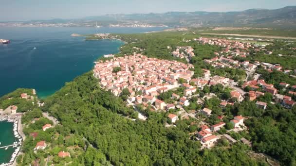Omisalj Koyu ve LNG terminali panoramik manzaralı, Hırvatistan 'ın Krk Adası