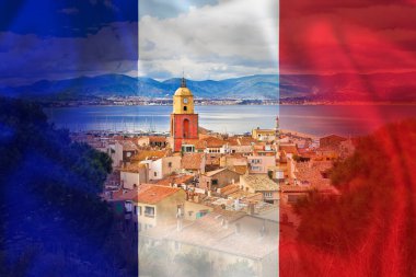 Saint Tropez köy kilise kulesi ve Fransız bayrak katmanı manzaralı kıyı şeridi, Cote d Azur 'daki ünlü turizm merkezi, Fransa' nın güneyindeki Alpes-Maritimes bölümü.