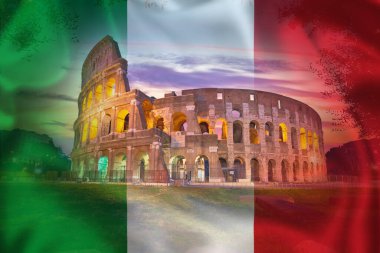 Roma Kolezyumu 'nun şafak vakti İtalyan bayrağına bakışı, ölümsüz şehrin ünlü simgesi, İtalya' nın başkenti