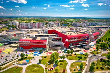 Zagreb, Hırvatistan - 3 Temmuz 2021: Arena Center Zagreb, Hırvatistan 'ın en büyük alışveriş merkezi kompleksi. Laniste AVM 'deki Sava Nehri kıyısında yer alan bölge yılda milyonlarca ziyaretçi tarafından ziyaret ediliyor..