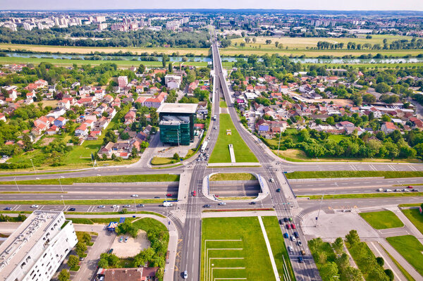 Загреб. Вид с воздуха на Загреб и реку Сава над площадью фонтанов, столица Хорватии