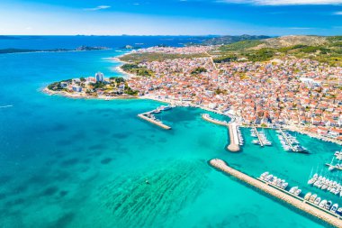 Vodice. Hırvatistan 'ın Adriyatik kıyı şeridi Vodice hava manzaralı kentinde turkuaz takımadaları