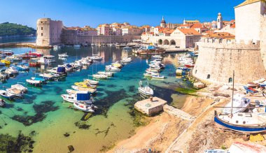 Tarihi Dubrovnik. Dubrovnik 'in renkli limanı ve taş mimari görünümü, Hırvatistan' ın Dalmaçya bölgesinde seyahat hedefi