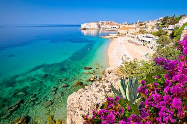 Dubrovnik. Banje turkuaz plajı ve tarihi Dubrovnik şehri, Hırvatistan 'ın Dalmaçya bölgesindeki ünlü tatil beldesi