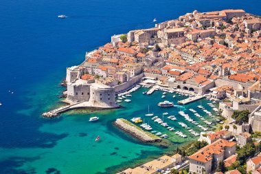 Dubrovnik. Hırvatistan 'ın Dalmaçya takımadasındaki ünlü turizm merkezi Dubrovnik tarihi limanı ve savunma duvarlarının hava manzarası
