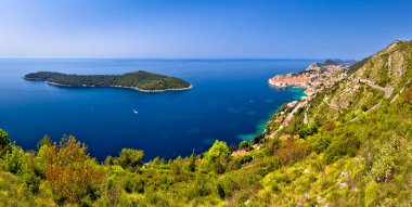 Dubrovnik kenti ve Lokrum adası panoramik manzarası, güney Hırvatistan 'daki Dalmaçya takımadası