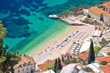 Dubrovnik hava manzaralı Turkuaz Banje plajı, Hırvatistan 'ın Dalmaçya bölgesinin ünlü turistik kenti