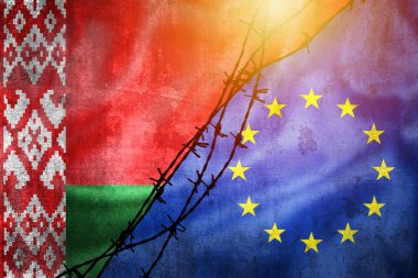 Beyaz Rusya ve Avrupa Birliği 'nin Grunge bayrakları güneş bulanıklığı illüstrasyonlu dikenli tellerle bölünmüş, göçmen sınır krizindeki gergin ilişkiler kavramı