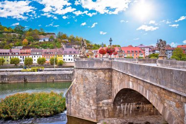 Ana nehir üzerindeki eski Ana Köprü ve Almanya 'nın Bavyera bölgesindeki Wurzburg manzaralı renkli nehir kenti