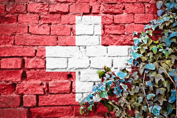 Zwitserse Grunge Vlag Bakstenen Muur Met Klimop Plant Country Symbool — Stockfoto