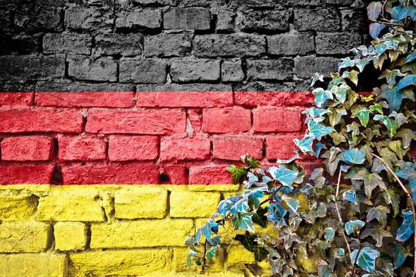 Deutsche Grunge Flagge Ziegelmauer Mit Efeu Pflanze Ländersymbolkonzept Des Deutschen — Stockfoto