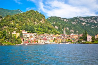Como Gölü. Como Gölü 'nden Varenna göl manzaralı bir kasaba. İtalya 'nın Lombardiya bölgesi