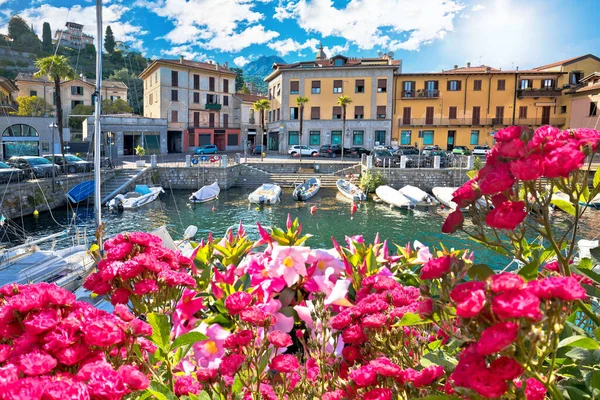 コモ湖の水辺の花の景色にメナジオの町 イタリアのロンバルディア州 — ストック写真