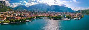 İtalya 'nın Lombardiya bölgesindeki Como Gölü üzerindeki Lecco kasabası.