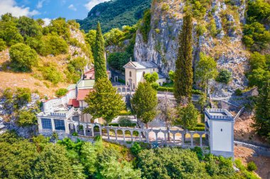 Vercurago 'nun yukarısındaki Castello dell Innominato Kalesi, Como Gölü hava manzaralı Lecco, İtalya' nın Lombardy bölgesi