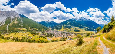 Idyllic Alp manzarası ve Bormio panoramik manzarası, Sondrio ili, Lombardy, İtal