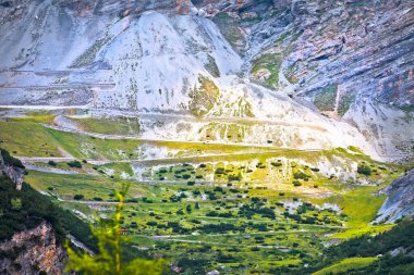 Stelvio dağ geçidi veya Stilfser Joch manzaralı yol yılanları manzaralı, İtalya ve İsviçre sınırı