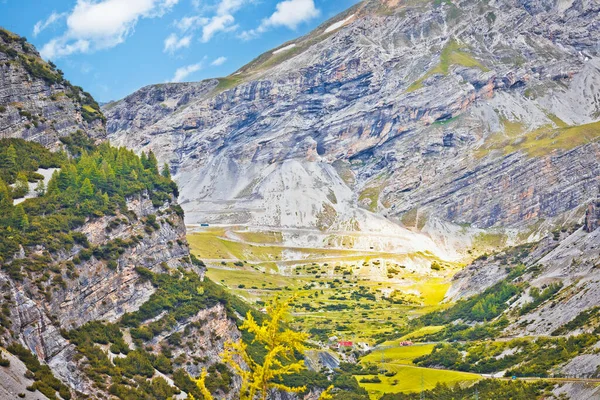 Stelvio山のパスまたはStilfser Joch風光明媚な道路Serpentinesビュー イタリアとスイスの国境 — ストック写真