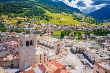 Bormio kasabası, Dolomites Alps histoik merkez manzarası, Sondrio ili, Lombardy, İtalya
