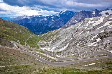Stelvio dağ geçidi veya Stilfser Joch manzaralı yol yılanları manzaralı, İtalya ve İsviçre sınırı