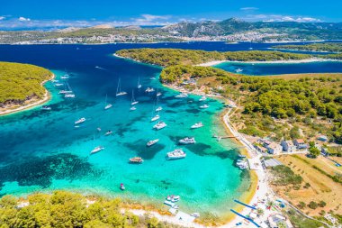 Pzekeni otoci Marinkovac adası turkuaz körfez yat durağı hava manzarası, Hvar adası, Hırvatistan 'ın Dalmaçya bölgesi