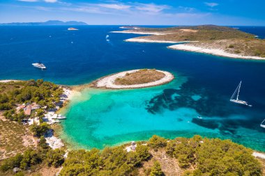 Pzekeni otoci Marinkovac adası turkuaz körfez yat durağı hava manzarası, Hvar adası, Hırvatistan 'ın Dalmaçya bölgesi
