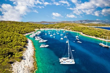 Palmizana 'nın hava panoramik manzarası, Pzekeni Otoci adalarında yelkenli koy ve turkuaz plajı, Hırvatistan' ın Hvar takımadası