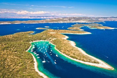 Palmizana 'nın hava panoramik manzarası, Pzekeni Otoci adalarında yelkenli koy ve turkuaz plajı, Hırvatistan' ın Hvar takımadası