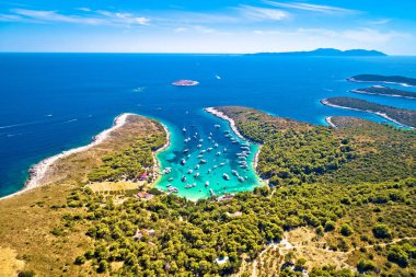 Palmizana 'nın hava panoramik manzarası, Pzekeni Otoci adalarında yelkenli koy ve turkuaz plajı, Hırvatistan' ın Hvar takımadası