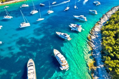 Pzekeni Otoci adalarındaki Palmizana körfezi turkuaz yat durağı manzarası, Hırvatistan Hvar takımadası