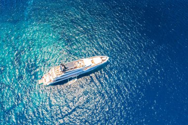 Açık deniz manzaralı yatlar, Hırvatistan 'ın turkuaz takımadaları, Hvar adası