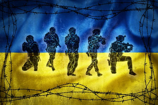 Grunge Vlag Van Oekraïne Omgeven Door Prikkeldraad Met Soldaten Wijzen — Stockfoto