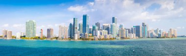 Miami Skyline parlak güneşli gün panoramik manzara, Florida, Amerika Birleşik Devletleri