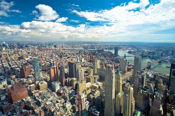 ニューヨーク市のダウンタウンと東の川の橋の空中ビュー アメリカ合衆国 — ストック写真