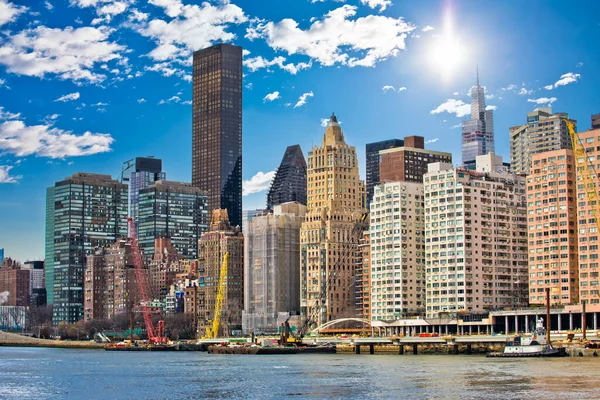ニューヨーク市イースト川のウォーターフロントのスカイラインビュー アメリカ合衆国 — ストック写真