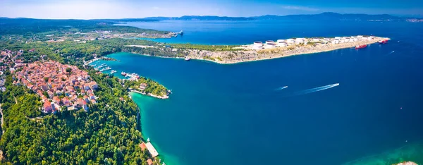 克罗地亚Krk岛Omisalj镇和液化天然气终端空中全景 — 图库照片