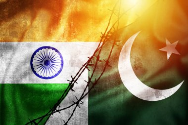Hindistan ve Pakistan 'ın Grunge bayrakları dikenli tel ile bölünmüş güneş sisi çizimi, Hindistan ve Pakistan arasındaki gerilim ilişkileri kavramı 