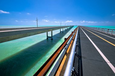 Marathon, Florida Keys, Güney Florida, Amerika Birleşik Devletleri 'nde eski ve yeni Seven Mile Köprüleri
