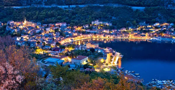 クロアチアのアドリア海沿岸クヴァルネル湾地域のバカールの町の空中夜のパノラマ — ストック写真
