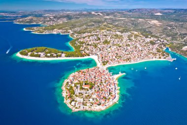 Adriyatik turizm kenti Primosten 'in panoramik takımada manzarası, Adriyatik denizi, Hırvatistan' ın Dalmaçya bölgesi