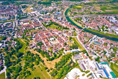 Karlovac 'ın tarihi havadan panoramik manzarası, orta Croati