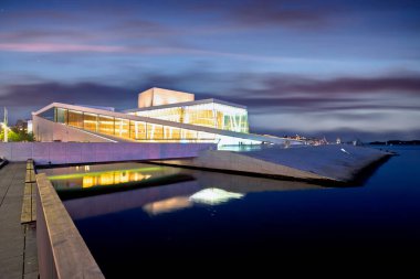 Oslo Opera binası modern mimari akşam manzarası, Norveç 'in başkenti