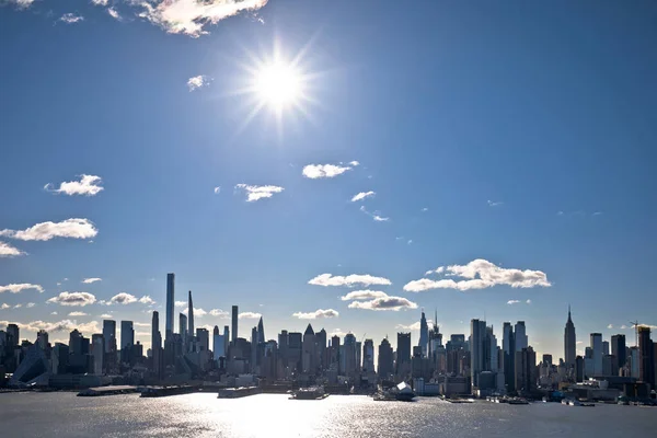 明るい空の下でニューヨークの壮大なスカイライン アメリカ合衆国 — ストック写真