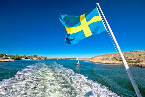 スウェーデン ヨーテボリ諸島 ヴァストラ ゴタランド郡 スウェーデンのボート上のスウェーデン国旗 — ストック写真