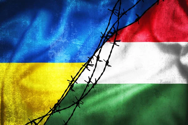 Гранж Флаги Украины Венгрии Разделенные Иллюстрацией Колючей Проволоки Концепцией Напряженных — стоковое фото