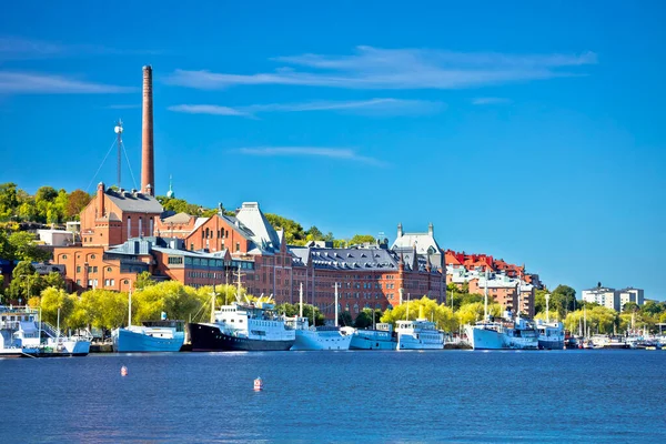 ストックホルム港とスウェーデンの首都ソダーマルム島の景色のウォーターフロント — ストック写真
