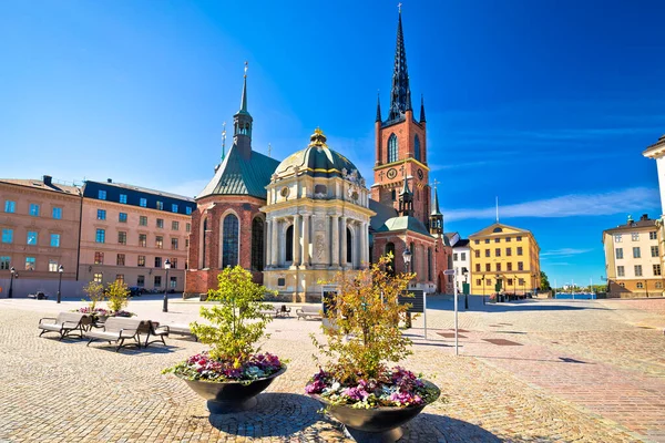 スウェーデンの首都ストックホルムのストリートビューのリダーホルメン教会と風光明媚な広場 — ストック写真
