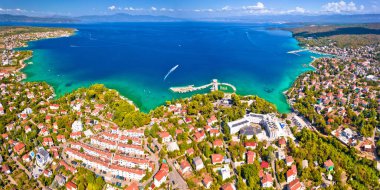 Krk adasındaki Malinska Koyu 'nun hava panoramik manzarası, Hırvatistan' ın Kvarner Körfezi 'ndeki yaz mevsimi